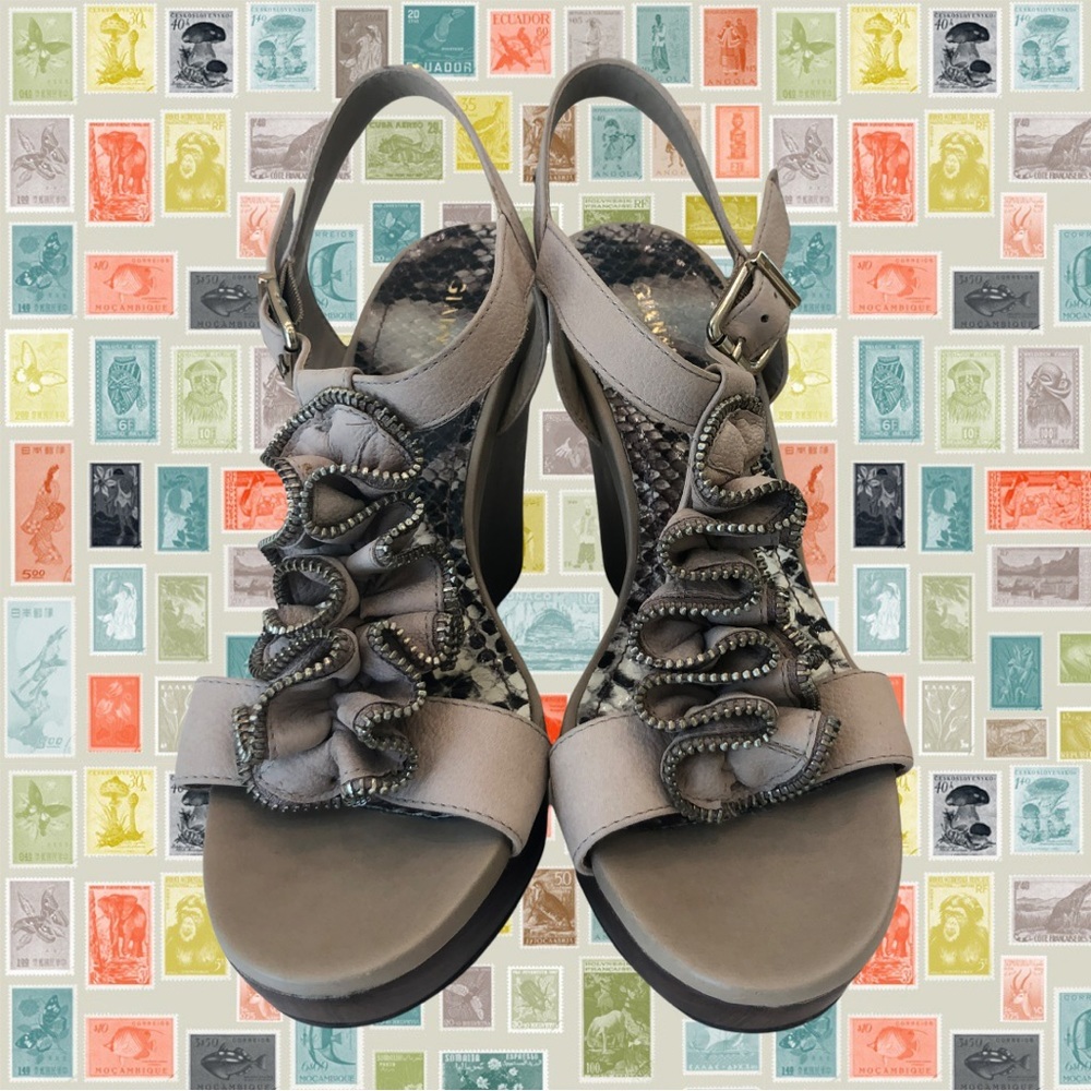 Gianni Bini Wedge Sandal, metal zipper ruffle detail, side buckle. Size 7.5.